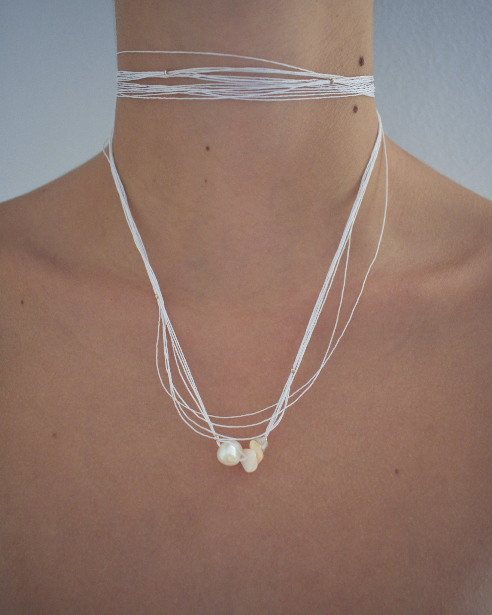 Api White Necklace / Pearl and Nacre